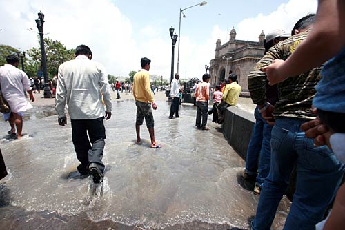 मुंबई में डूबते जहाज से पर्यावरण को खतरा