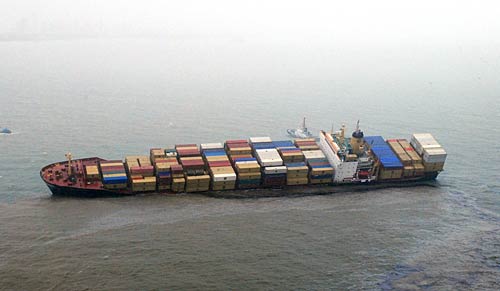 मुंबई में डूबते जहाज से पर्यावरण को खतरा