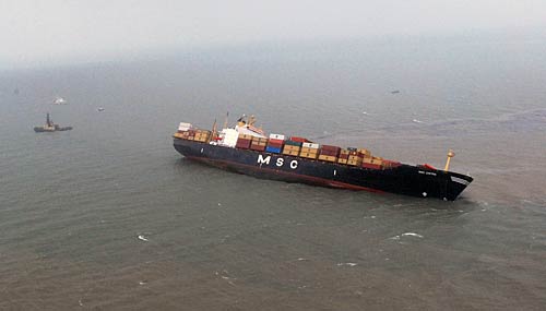 मुंबई में डूबते जहाज से पर्यावरण को खतरा