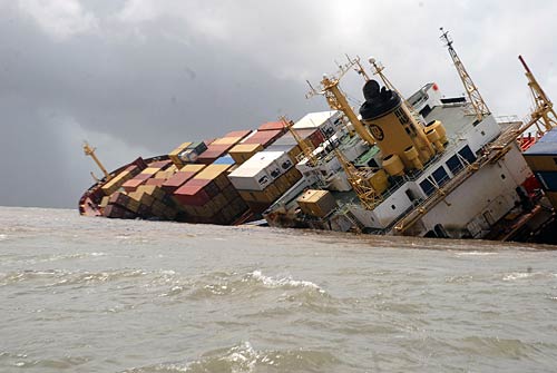 मुंबई में डूबते जहाज से पर्यावरण को खतरा