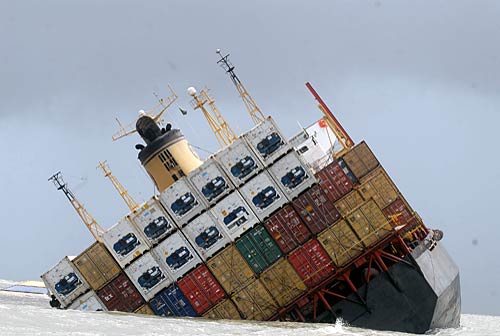 मुंबई में डूबते जहाज से पर्यावरण को खतरा