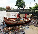 मुंबई में डूबते जहाज से पर्यावरण को खतरा