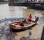 मुंबई में डूबते जहाज से पर्यावरण को खतरा