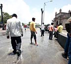 मुंबई में डूबते जहाज से पर्यावरण को खतरा