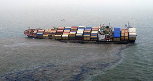 मुंबई में डूबते जहाज से पर्यावरण को खतरा