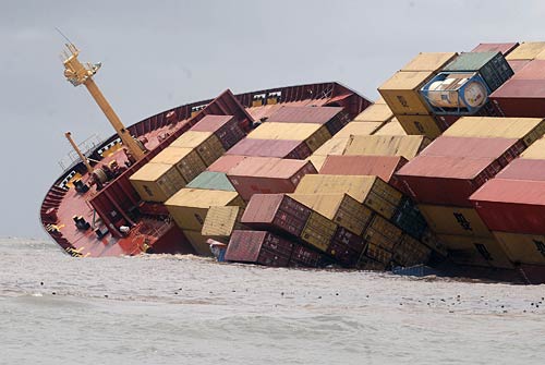 मुंबई में डूबते जहाज से पर्यावरण को खतरा