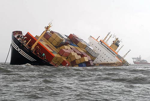 मुंबई में डूबते जहाज से पर्यावरण को खतरा