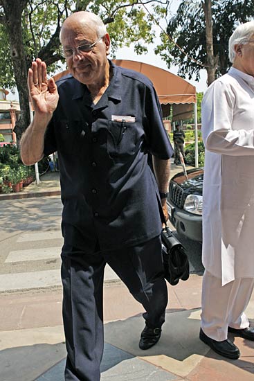 संसद सत्र में भाग लेने की तैयारी