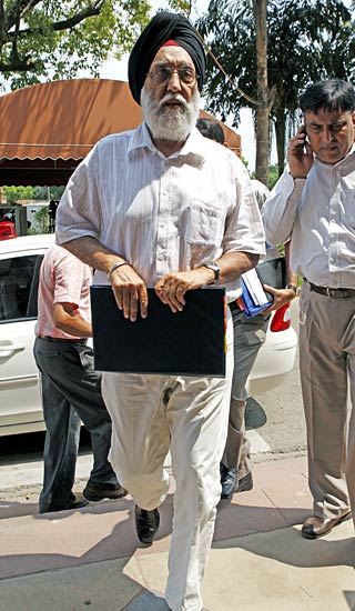 संसद सत्र में भाग लेने की तैयारी