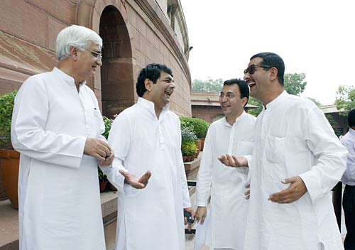 संसद सत्र में भाग लेने की तैयारी