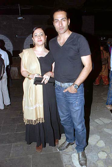 तस्‍वीरों में देखें सविता भाभी के जलवे |  मल्लिका की न्‍यूड...