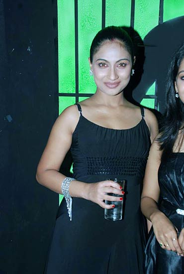 तस्‍वीरों में देखें सविता भाभी के जलवे |  मल्लिका की न्‍यूड...