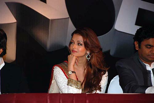 फिल्‍म 'रोबोट' में ऐश्‍वर्या राय | रजनीकांत से रोमांस!