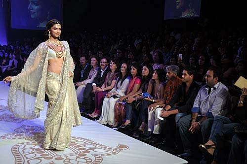 'इंडिया इंटरनेशनल ज्‍वेलरी वीक' में दीपिका | 'लफंगे परिन्‍दें'