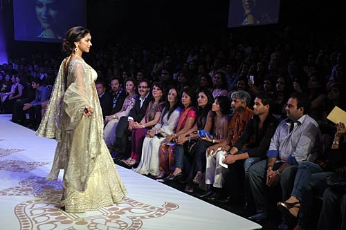 'इंडिया इंटरनेशनल ज्‍वेलरी वीक' में दीपिका | 'लफंगे परिन्‍दें'