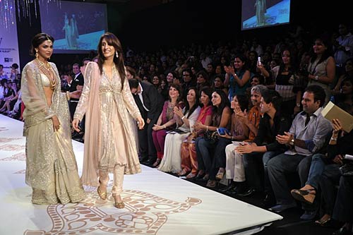 'इंडिया इंटरनेशनल ज्‍वेलरी वीक' में दीपिका | 'लफंगे परिन्‍दें'