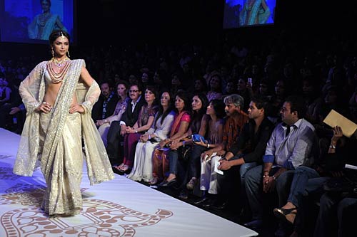 'इंडिया इंटरनेशनल ज्‍वेलरी वीक' में दीपिका | 'लफंगे परिन्‍दें'