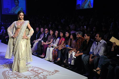 'इंडिया इंटरनेशनल ज्‍वेलरी वीक' में दीपिका | 'लफंगे परिन्‍दें'