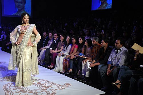 'इंडिया इंटरनेशनल ज्‍वेलरी वीक' में दीपिका | 'लफंगे परिन्‍दें'