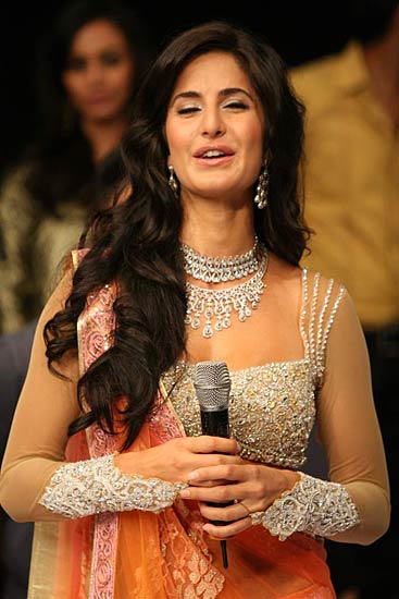 रैंप पर कैटरीना की दिलकश अदाएं । बॉलीवुड की जान कैटरीना