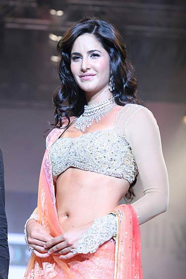 रैंप पर कैटरीना की दिलकश अदाएं । बॉलीवुड की जान कैटरीना