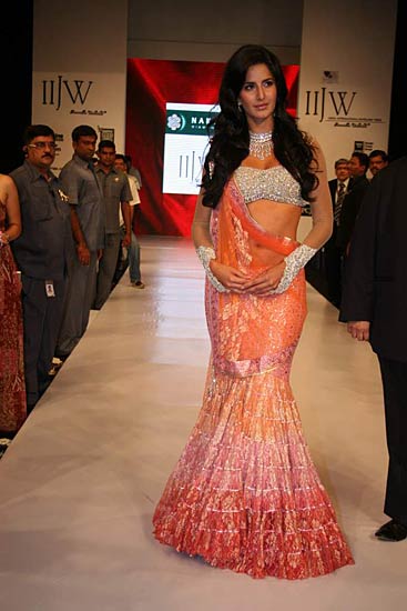 रैंप पर कैटरीना की दिलकश अदाएं । बॉलीवुड की जान कैटरीना