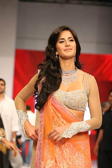 रैंप पर कैटरीना की दिलकश अदाएं । बॉलीवुड की जान कैटरीना