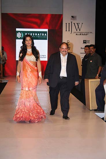 रैंप पर कैटरीना की दिलकश अदाएं । बॉलीवुड की जान कैटरीना