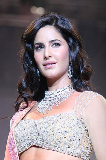 रैंप पर कैटरीना की दिलकश अदाएं । बॉलीवुड की जान कैटरीना