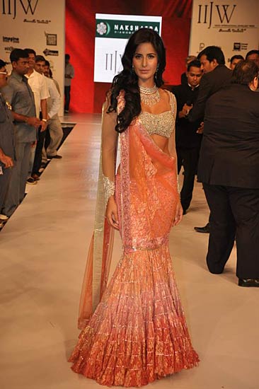 रैंप पर कैटरीना की दिलकश अदाएं । बॉलीवुड की जान कैटरीना