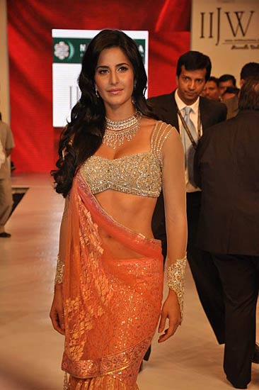 रैंप पर कैटरीना की दिलकश अदाएं । बॉलीवुड की जान कैटरीना