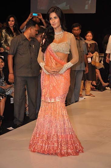 रैंप पर कैटरीना की दिलकश अदाएं । बॉलीवुड की जान कैटरीना