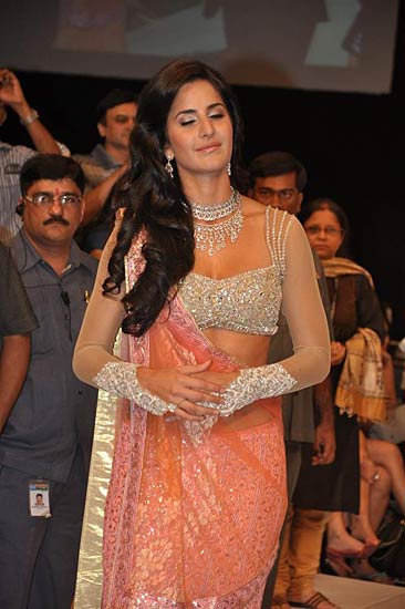 रैंप पर कैटरीना की दिलकश अदाएं । बॉलीवुड की जान कैटरीना