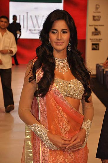 रैंप पर कैटरीना की दिलकश अदाएं । बॉलीवुड की जान कैटरीना