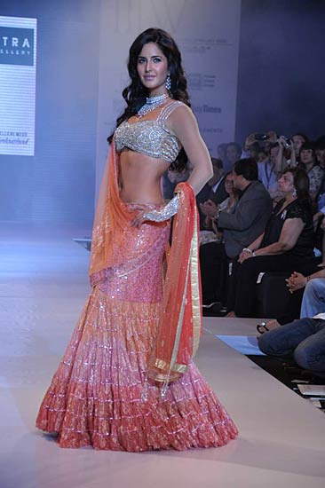 रैंप पर कैटरीना की दिलकश अदाएं । बॉलीवुड की जान कैटरीना