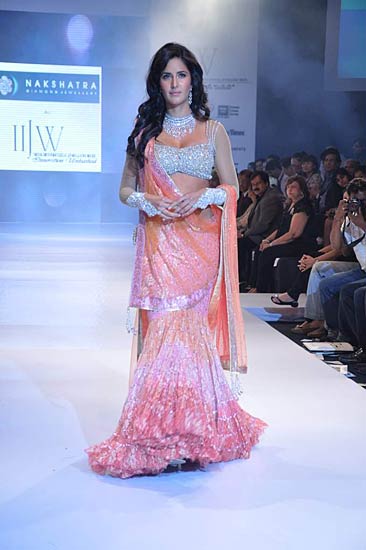 रैंप पर कैटरीना की दिलकश अदाएं । बॉलीवुड की जान कैटरीना