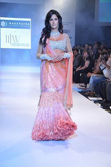 रैंप पर कैटरीना की दिलकश अदाएं । बॉलीवुड की जान कैटरीना