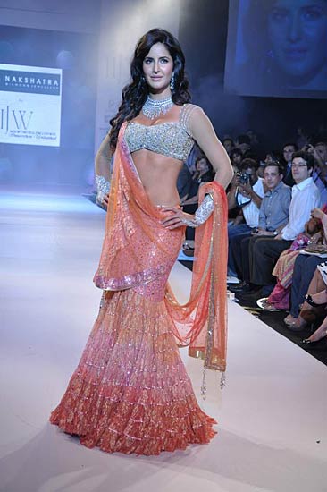 रैंप पर कैटरीना की दिलकश अदाएं । बॉलीवुड की जान कैटरीना