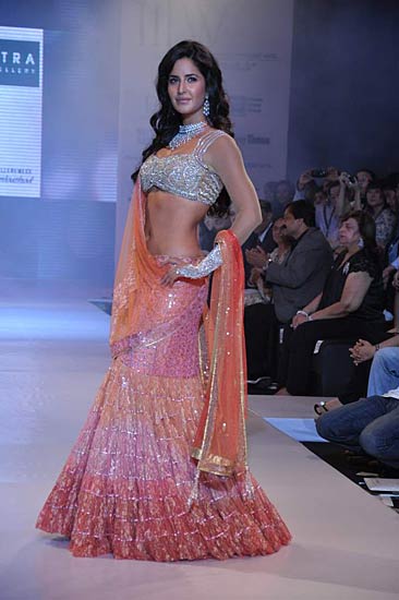 रैंप पर कैटरीना की दिलकश अदाएं । बॉलीवुड की जान कैटरीना