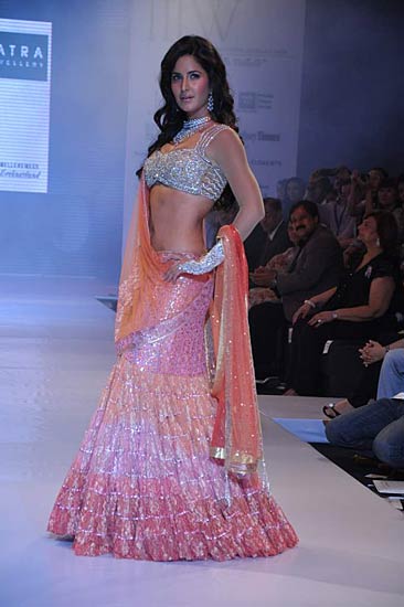 रैंप पर कैटरीना की दिलकश अदाएं । बॉलीवुड की जान कैटरीना