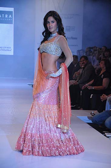 रैंप पर कैटरीना की दिलकश अदाएं । बॉलीवुड की जान कैटरीना