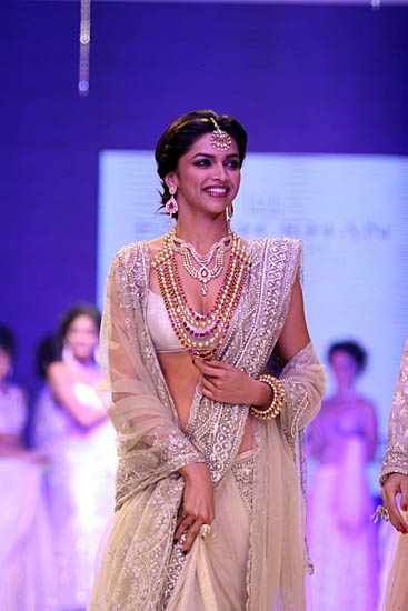 'इंडिया इंटरनेशनल ज्‍वेलरी वीक' में दीपिका | 'लफंगे परिन्‍दें'