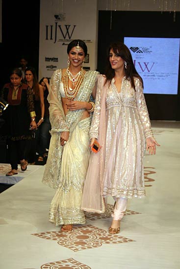 'इंडिया इंटरनेशनल ज्‍वेलरी वीक' में दीपिका | 'लफंगे परिन्‍दें'