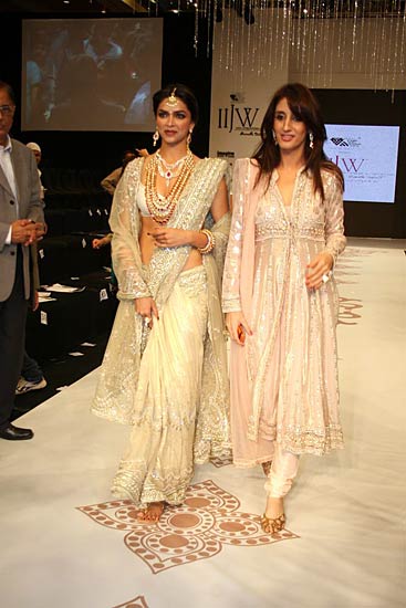 'इंडिया इंटरनेशनल ज्‍वेलरी वीक' में दीपिका | 'लफंगे परिन्‍दें'