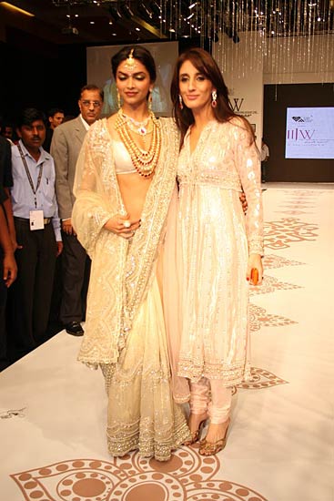 'इंडिया इंटरनेशनल ज्‍वेलरी वीक' में दीपिका | 'लफंगे परिन्‍दें'