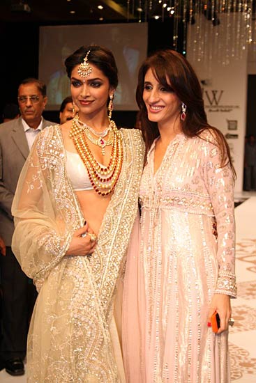 'इंडिया इंटरनेशनल ज्‍वेलरी वीक' में दीपिका | 'लफंगे परिन्‍दें'