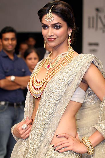'इंडिया इंटरनेशनल ज्‍वेलरी वीक' में दीपिका | 'लफंगे परिन्‍दें'