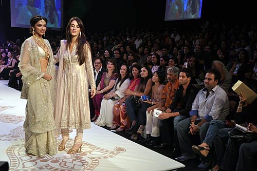 'इंडिया इंटरनेशनल ज्‍वेलरी वीक' में दीपिका | 'लफंगे परिन्‍दें'