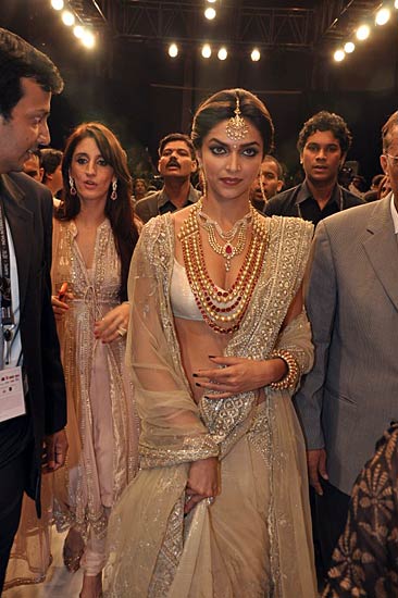 'इंडिया इंटरनेशनल ज्‍वेलरी वीक' में दीपिका | 'लफंगे परिन्‍दें'