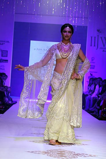 'इंडिया इंटरनेशनल ज्‍वेलरी वीक' में दीपिका | 'लफंगे परिन्‍दें'